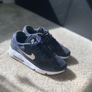 Nike air maxes